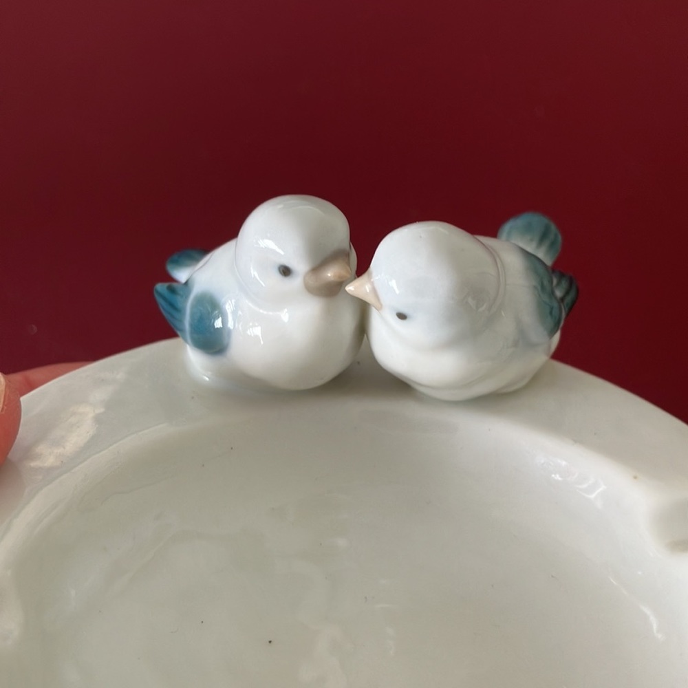 Mini ceramic vintage ashtray 2 love birds kissing